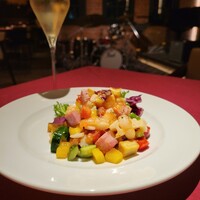 Re Wharf - Wharfサラダサラダ 2500円 彩り切れで、夜景や店内と映え