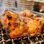 炭火焼肉ホルモンさわいし - シマチョウを焼く