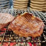 炭火焼肉ホルモンさわいし - 特選タンを焼く