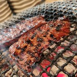 炭火焼肉ホルモンさわいし - 特選サガリを焼く