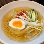 炭火焼肉ホルモンさわいし - 冷麺で〆