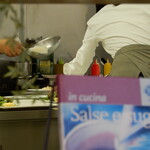 アロマティコ - 仕切り越しのキッチン