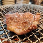 炭火焼肉ホルモンさわいし - 特選タンを焼く