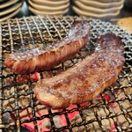 炭火焼肉ホルモンさわいし - 特選ハラミを焼く