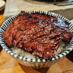 炭火焼肉ホルモンさわいし - 特選サガリで白飯を頬張る