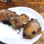 須賀乃湯 - 肉巻きマッシュルーム串（230円）