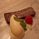 DINING 六区 - オレンジ香るチョコレートのテリーヌ　蜂蜜のアイスクリーム