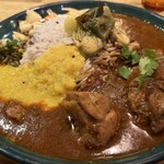 ハルダモンカレー - 鶏エビ出汁チキンカレー と 牡蠣茄子アチャールのトッピング、