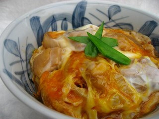 Maeyachiya - 蕎麦屋の親子丼1030円　プリプリの鶏肉にトロトロ半熟卵