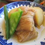 ブック&カフェ こ・らっしぇ - なないろプレートの、じゃがいもとお麩の煮物