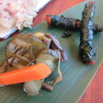 ブック&カフェ こ・らっしぇ - なないろプレートの、七ヶ宿おばちゃん漬けとしそ巻き