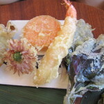 ブック&カフェ こ・らっしぇ - なないろプレートの天ぷら。もってのほか（菊の花）が美しい