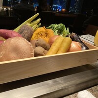 ステーキハウス ミディアムレア - 料理スタート前に10種類の地域特産野菜から4つ選びます