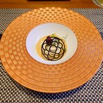 268404903 - ◯ズワイガニ、ホタテのムース
                        箸で食べようとしたらシェフが
                        「凄く柔らかいのでスプーンでお召し上がり下さい」
                        と話された
                        
                        上にはビターな味わいのチュール