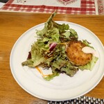 フレンチレストラン I.Hara - ◯信州サーモンとマッシュルームのコロッケ
      
      ◯サラダ
      自家製ドレッシングで爽やかさ
      コク感もあり、かなりレベルが高く感じるなあ❗️
      野菜が美味しく食べられてありがたい♪