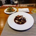 フレンチレストラン I.Hara - ハンバーグとサラダ、コロッケが同時に提供されている