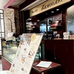 サモアール - 入口　レジの下にはケーキのショーケース