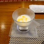 フレンチレストラン I.Hara - ◯りんごと梨のスープ
      軽くクリーミーさのある
      りんご、梨の爽やかな美味しさと甘味感の
      軽くざらつきのあるペースト感が面白く