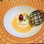 268404907 - その下には
                        マンダラという魚の身と
                        ホタテ、ズワイガニのムースがあり
                        
                        ホワッと柔らかなムース感で
                        確かにかなり柔らかいなあ
                        
                        ホタテ、蟹の旨味感が優しくて美味しく