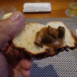 フレンチレストラン I.Hara - どうやらこのカレーソースは
      市販のカレールーベースみたいで
      更に何がスパイスを足されている様な味わいに思える
      
      けれど、このカレーソースがあることにより
      パンは美味しく食べられるなあ♪