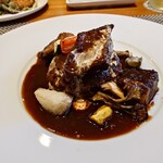 フレンチレストラン I.Hara - ◯ハンバーグ
      付け添えは、ゴボウ、舞茸、里芋、ズッキーニが
      フライパンで焼かれて出されている
      里芋のシャリシャリ感が面白いなあ♪
      
      心地良い苦み感と濃厚な旨味感❗️
      本格的なデミグラスソースだなあ❗️