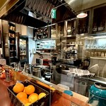 サモアール - カウンター席から見た厨房