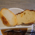 フレンチレストラン I.Hara - 外をコンガリと焼かれたパン2種類に
      子羊としいたけのカレーソースが付いていた