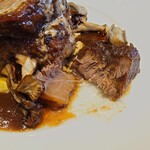 フレンチレストラン I.Hara - この煮込み肉は牛の頬肉ではなくてバラ肉とのこと
      
      これは味わいも脂感も良くて
      フォークも要らない柔らかさで
      ハンバーグと双璧を成す美味しさだった♪