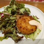 フレンチレストラン I.Hara - ◯信州サーモンとマッシュルームのコロッケ
      ノルウェーサーモンよりも独特な匂いがなくて
      信州サーモンの方がシェフ的には良いと
      常連さんに話されていた