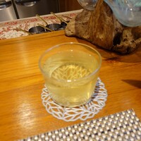 フレンチレストラン I.Hara - ◯ジャスミンティー
                    水の代わりだとシェフが話されていた
                    冷えたジャスミンティは爽やかな美味しさ
