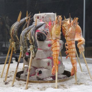 囲炉裏で焼き上げる“原始焼き”が名物！居酒屋メニューも豊富◎