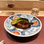 パルコ フィエラ - 北島豚肉の自家製山幸ぶどう酢の煮込み 雉子谷さんの紫青梗菜  