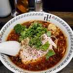 スパイス・ラー麺 卍力 西葛西店 - パクチーが素晴らしいアクセント。苦手な人には玉ねぎに変更可能です。