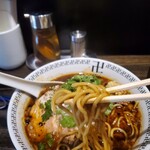 スパイス・ラー麺 卍力 - 中太ストレート麺がこの強いスープに負けずとしっかり合ってる感じがします。