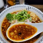 スパイス・ラー麺 卍力 - 背脂も乗ったスパイスたっぷりのスープは鼻腔に抜ける香りに恍惚となるわけです。はぁ、また食べたくなってきた