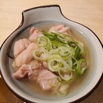 鈴木屋 - 煮込み。塩ベースのもつ煮込みってあんまり無いですよね。なのに全くもつの臭みとか無くて、何かの魔法がかかってるヤーツです。