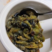 湘南飯店 - ◆手作り皮剥き唐辛子とピータンの和え