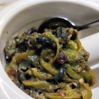 湘南飯店 - ◆手作り皮剥き唐辛子とピータンの和え
