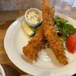 キッチンよい一日 - 大エビフライのライトサイズ定食は大きなサクサクの揚げ立てエビフライが２本乗った定食。