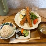 キッチンよい一日 - 暫く待つと注文した大エビフライのライトサイズ定食１３７５円が運ばれて来ました。
 