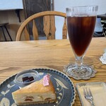 cafeこもれび - 料理写真:チェリーチーズケーキと アイスコーヒー 深煎り