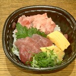 エブリイ - 料理写真:魚屋さんのまぐろ丼 (税抜)500円 ※開封後 (2024.10.21)