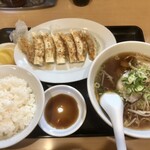 ラーメン大学 - 料理写真:餃子定食（ライス・餃子・小ラーメン・漬物）