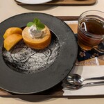 ビストロカフェ ももてなし家 - 柿のジャック・オー・ランタンプリン¥1,350、黒々茶¥400