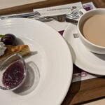 ビストロカフェ ももてなし家 - ニューピオーネのタルトケーキ¥650、大山白バラ牛乳のカフェオレ¥550