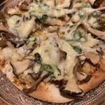 ワインとお料理 ことり - しらす、舞茸、九条ねぎの薄焼きピザ