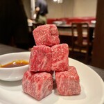 TRATT. USHIGORO 恵比寿店 - 角切り和牛 にんにく醤油