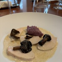 創作料理 メゾン ハンゾウヤ - 大山鶏胸肉と天然キノコのフリカッセ　紫芋のピューレ