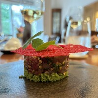 創作料理 メゾン ハンゾウヤ - 鰹の鮎魚醤マリネをタルタルにして　クスクスのサラダ仕立て　蕎麦の実がアクセント