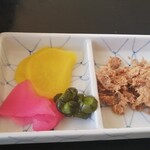 和風レストラン やまさ - 漬物と鮪フレーク？